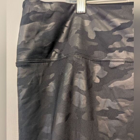 Simply Vera Wang High Rise Camo Black Faux Leather Leggings Plus Size 2X Shaping - Picture 5 of 9